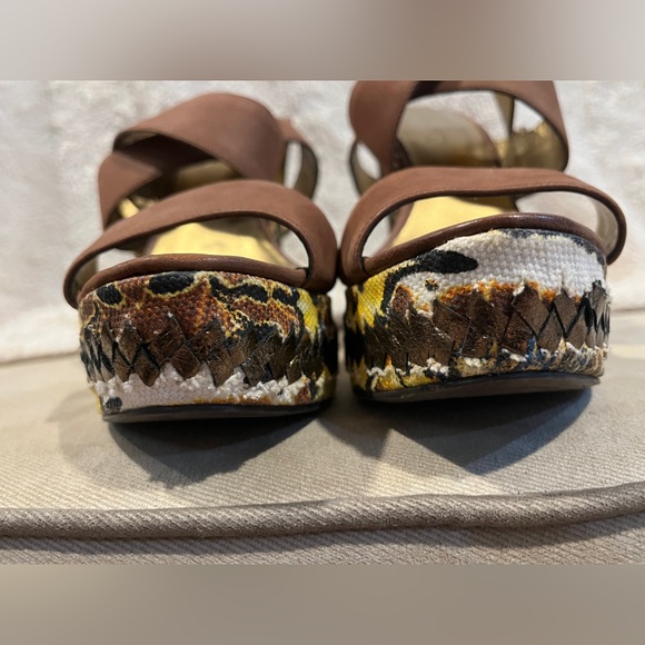Stunning 9 West wedge sandals with gold detail! - Picture 2 of 14